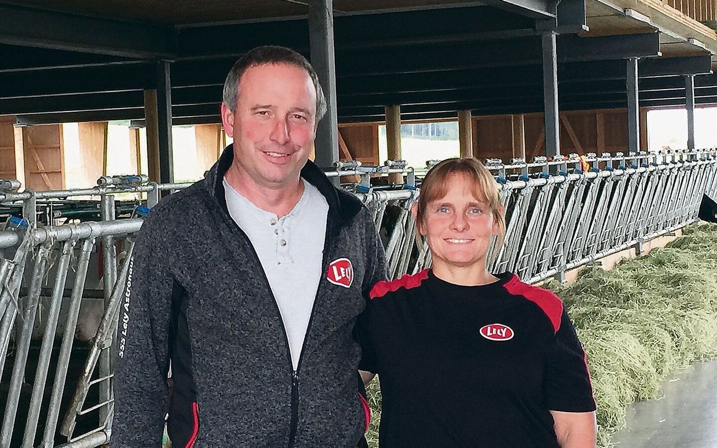 Beat und Astrid Schär sind froh über den neuen Laufstall. Ein schöner Holzbau, der mit der neuesten Technik ausgerüstet ist, sorgt für Arbeitserleichterung.