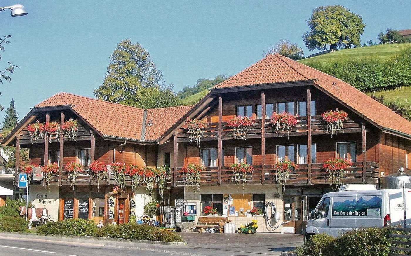 Mehr als 17 Jahre bewirtschaftete Familie Stalder die Käserei Riggisberg. Unter ihnen blühte das Geschäft auf und ihre Spezialitäten waren weit über die Region hinaus bekannt.