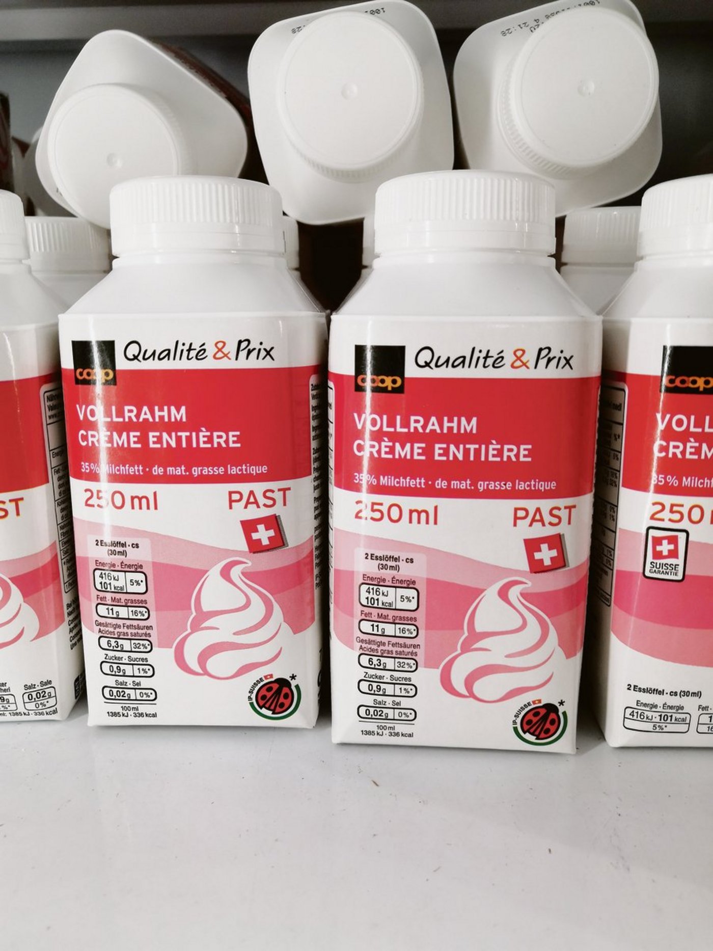 Erst der Anfang: Coop-Rahm ist neu mit Käfer im Regal.(Bild zVg)