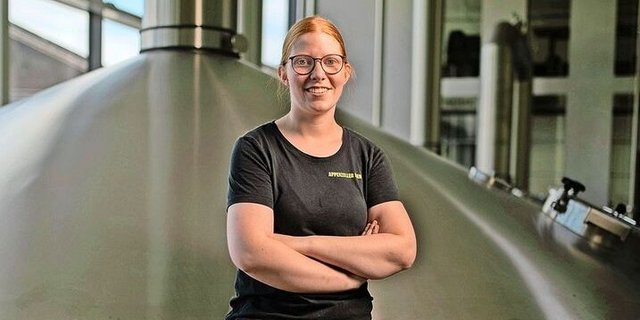 Jasmin Christen kennt den Brauprozess von der Maische bis zur Abfüllung. Ihr Ziel: eines Tages Braumeisterin zu werden.