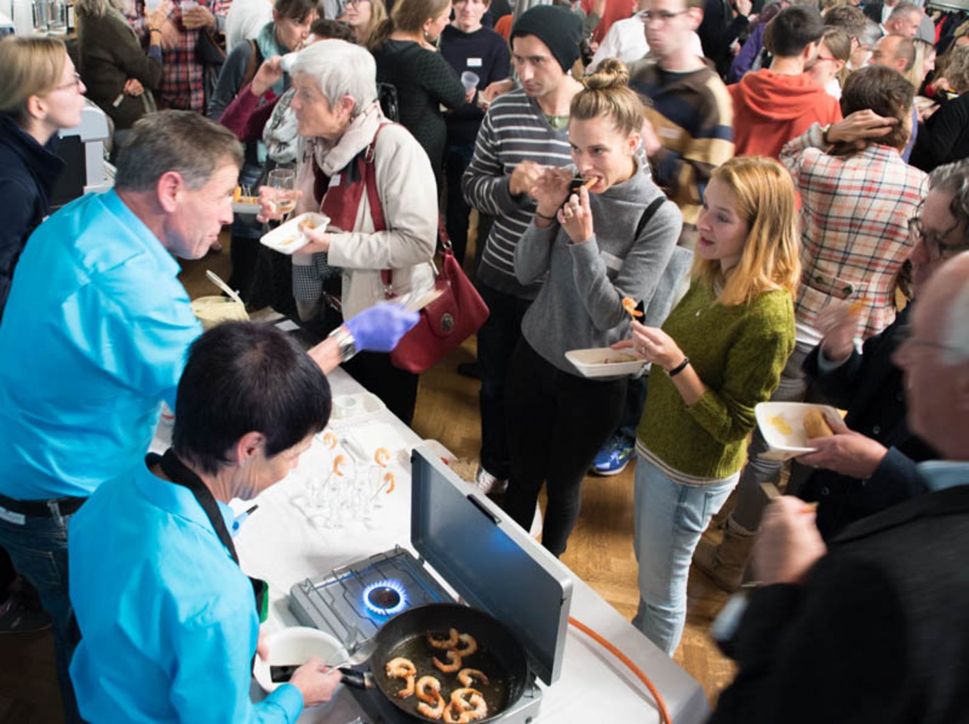 Nach der Preisverleihung beginnt die Arbeit erst: Die Besucher wollen den Aemme Shrimp probieren. (Bild hja)