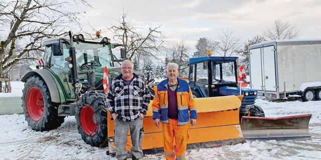 Die Cousins Jürg (links) und Alfred Hänni räumen bei Schneefall Allmendingens Strassen und Wege. Diesen Job machen die beiden Landwirte gern. 