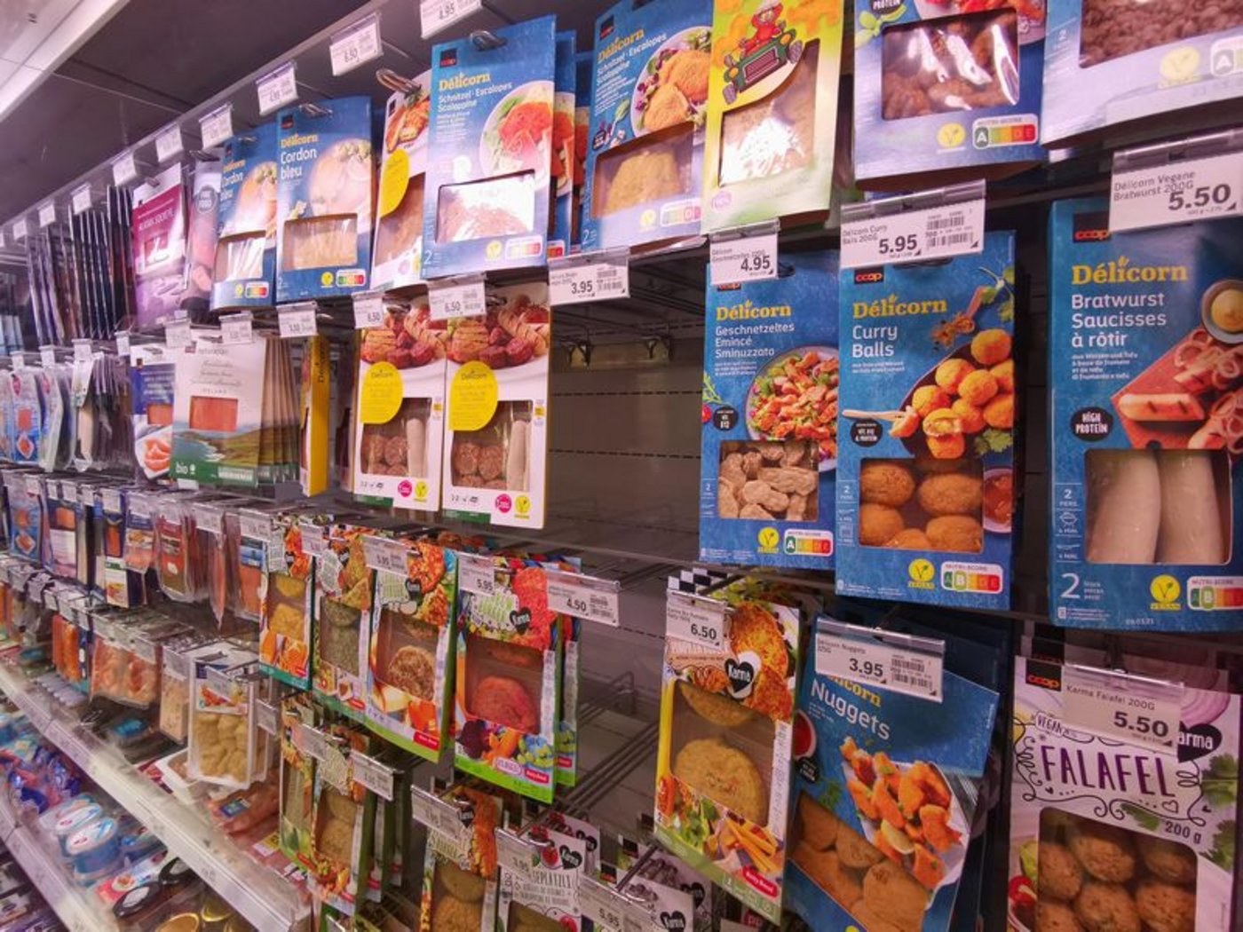 Die Regale mit pflanzlichen Alternativen sind deutlich grösser geworden. (Bilder ep)