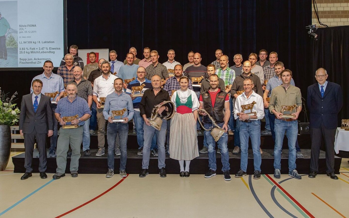 Geehrte 125 000er-Züchter an der 125. DV mit Braunvieh-Präsident Reto Grünenfelder (links) und Direktor Lucas Casanova.