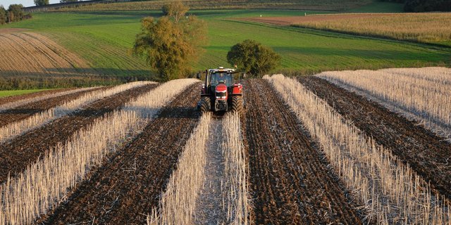 Bei Arbeitsbreiten von drei Metern lohnt sich GPS-RTK. Dabei wird die Traktor-Position mit einem Korrektursignal auf eine Genauigkeit von +/- 2 Zentimetern gefahren. Damit werden Überlappungen vermieden. Bild: zVg