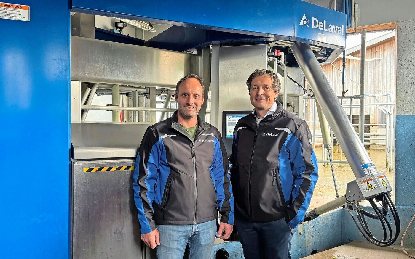 Betriebsleiter Markus Gaxer und Urs Schmid von DeLaval (v.l.). Als Testbetrieb durfte der Thurgauer Landwirt das neue Zellzahlmessgerät von DeLaval bereits vorgängig testen.  