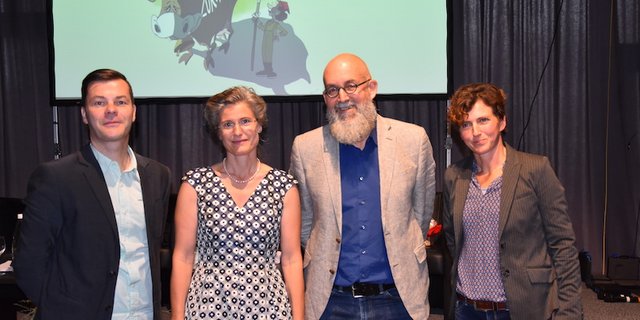 Brachten Rezepte mit, wie man Zukunftsängste angehen kann (v.l.n.r): Moderator Claudio Agustoni, Monika Risi, Ueli Straub und Doris Herger. (Bild et)