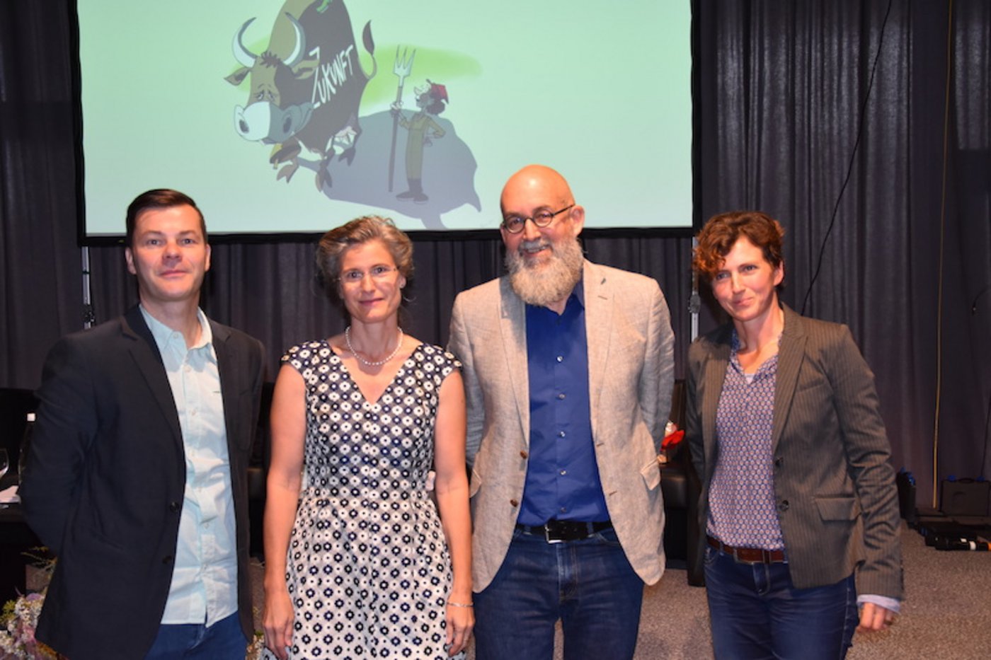 Brachten Rezepte mit, wie man Zukunftsängste angehen kann (v.l.n.r): Moderator Claudio Agustoni, Monika Risi, Ueli Straub und Doris Herger. (Bild et)