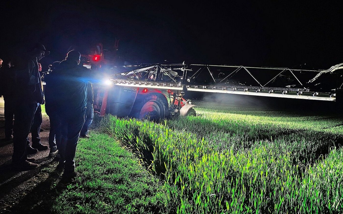 Nach Einbruch der Dunkelheit begaben sich die Landwirte zum Weizenfeld. Dort applizierte der GVS-Berater eine fluoreszierende Flüssigkeit, zuerst eine Menge von 200 l/ha, danach 400 l/ha.