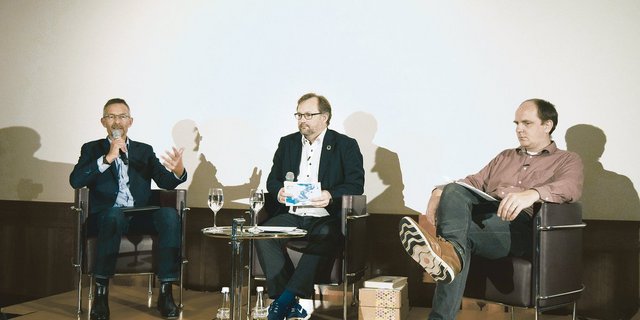 Urs Brändli, Mathias Forster und Tobias Bandel (v. l.) diskutierten über Chancen der Pestizidverbots-Initiative. (Bild Stefanie Giger)