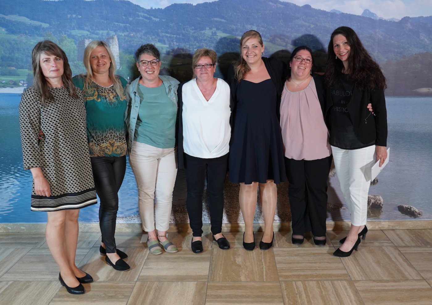 Im Beisein von Familie und Ausbildern(innen) durften die frisch gebackenen Hauswirtschaftsfachfrauen des deutschsprachigen Teils des Kantons Freiburg  ihre Diplome entgegen nehmen.