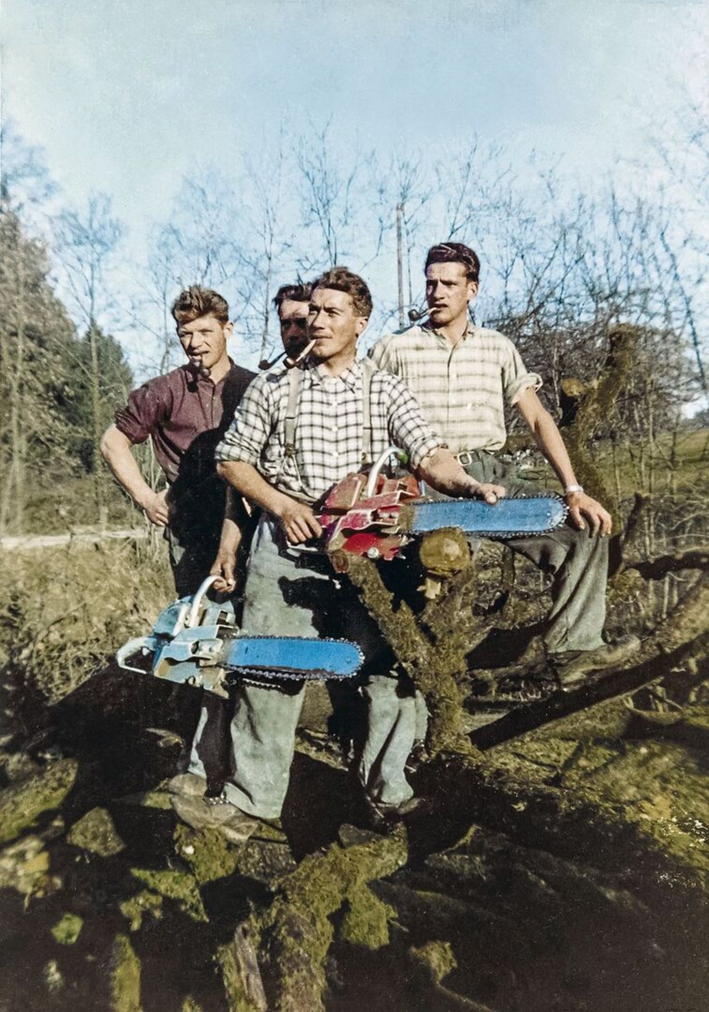 Voller Euphorie und mit moderner Technik im Einsatz:Eine Sägertruppe in den 1950er-Jahren.