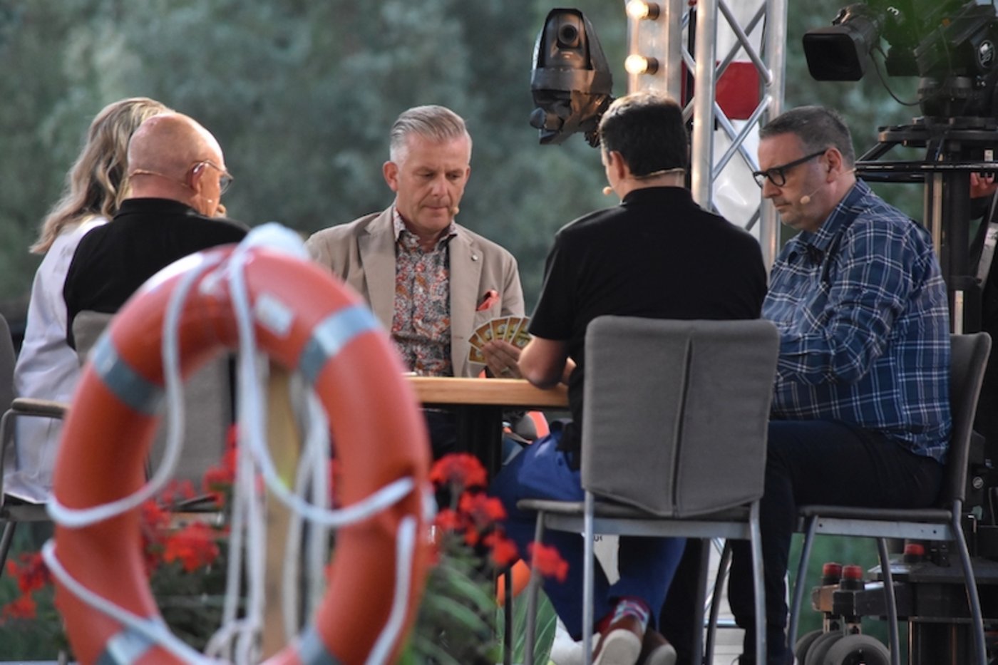 Die Teilnehmer des ersten Donnschtig-Jass im 2021 mit Moderator Rainer Maria Salzgeber (Mitte). (Bild Thomas Güntert)