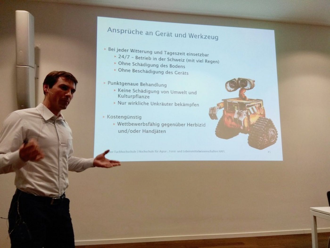 Martin Bauer der Gruppe Agrar- und Verfahrenstechniken stellte einen Roboter zur Unkrautvertilgung vor. Dieser funktioniert mit Hochfrequenzerwärmung. (Bild Alice Sager)