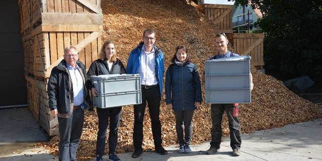 Bei der Übergabe der Insekten: v.l.r.: Fritz Burkhalter, VSP, Fabiola Neitzel, Studentin,  Dr. Martin Rühl, Fraunhofer IME,  Christa und Stephan Kunz, Landwirtschaftsbetrieb. (Bild zVg)
