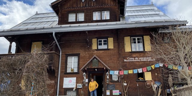 Ursula Weber betreibt mit ihrem Mann Christian ein Hospezi in Graubünden. Ihren Gästen servieren sie nur das, was gerade im Garten erntereif ist. (Bilder Katrin Erfurt)