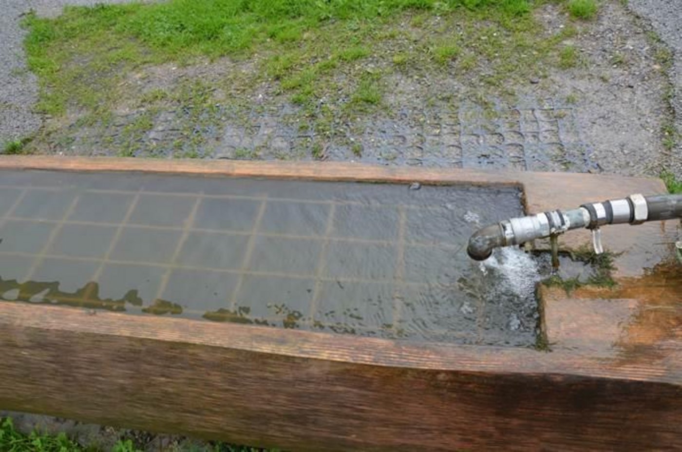Unfall mit einfachen Mitteln. Ein Gitter im Brunnen schützt Kinder vor dem Ertinken. (Bilder BUL)
