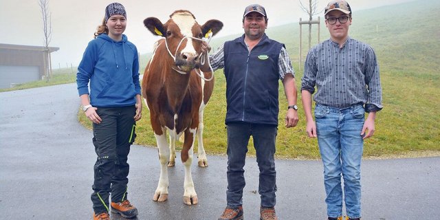 Züchter Leo Zwyer mit Junior Thomas, der Lernenden Jana Bucher und seiner Lieblingskuh Edison Edina, eine SF-Erstmelk.