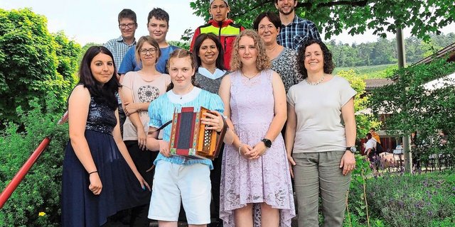 Zufriedene Hofmitarbeiter: Céline Gebhard, Patrick Kaiser, Amanda Dorfstätter, Pascal Iten, Julia Arnold, Luscheina Fellner, Noel Böhler und Josephine Hautke (v. l.) mit den Lehrern.