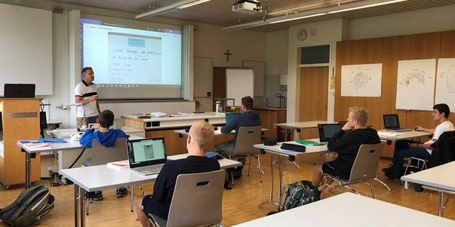 Unterricht am Schluechthof im September 2020: In einigen Kantonen findet der Unterricht aktuell live statt, in anderen ist Fernunterricht angesagt. (Bild BauernZeitung/Jeanne Woodtli)