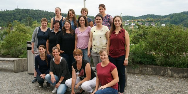 Diese Damen feierten den Abschluss der berufsbegleitenden Fachausbildung Bäuerin am 3. Juli. (Bilder zVg)Abschlussbild der Fachbildung Bäuerin am Strickhof. (Bilder zVg)