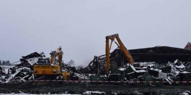 Die Brandstelle: Zuerst brannte ein Aussenlager, dann griffen die Flammen auf ein Kühllager über. (Bild Stefanie Giger) 