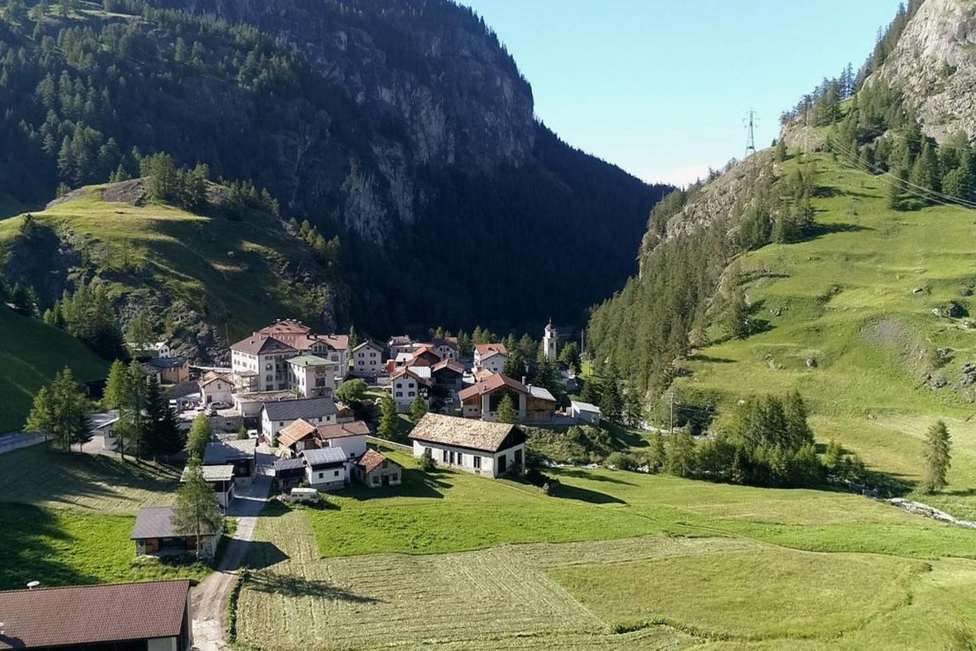 Mulegns liegt in der Talenge am Zusammenfluss des Fallerbachs und der Julia auf knapp 1500 m ü. M. 