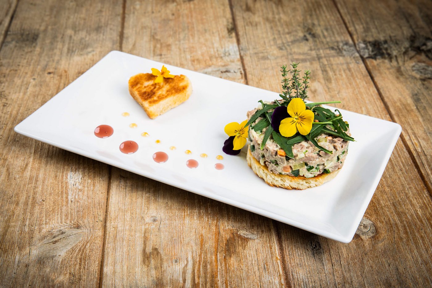 Knusperzopf mit Siedfleischsalat. (Bild SRF/ Ueli Christoffel)