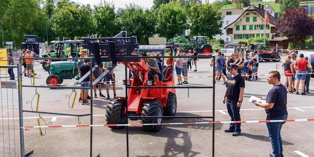 Das Traktoren-Geschicklichkeitsfahren auf dem Marktplatz im Schächli, Schüpfheim, in vollem Gange.