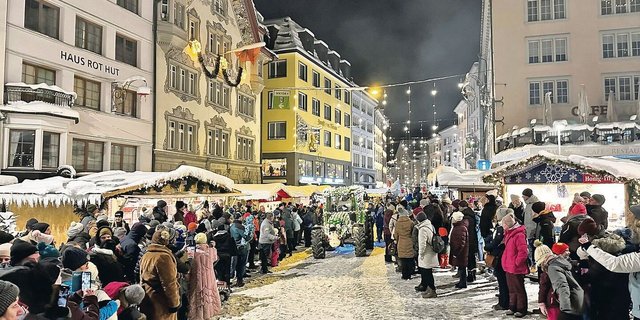 Die leuchtenden und geschmückten Traktoren gaben im winterlichen Einsiedeln ein zauberhaftes Bild ab.