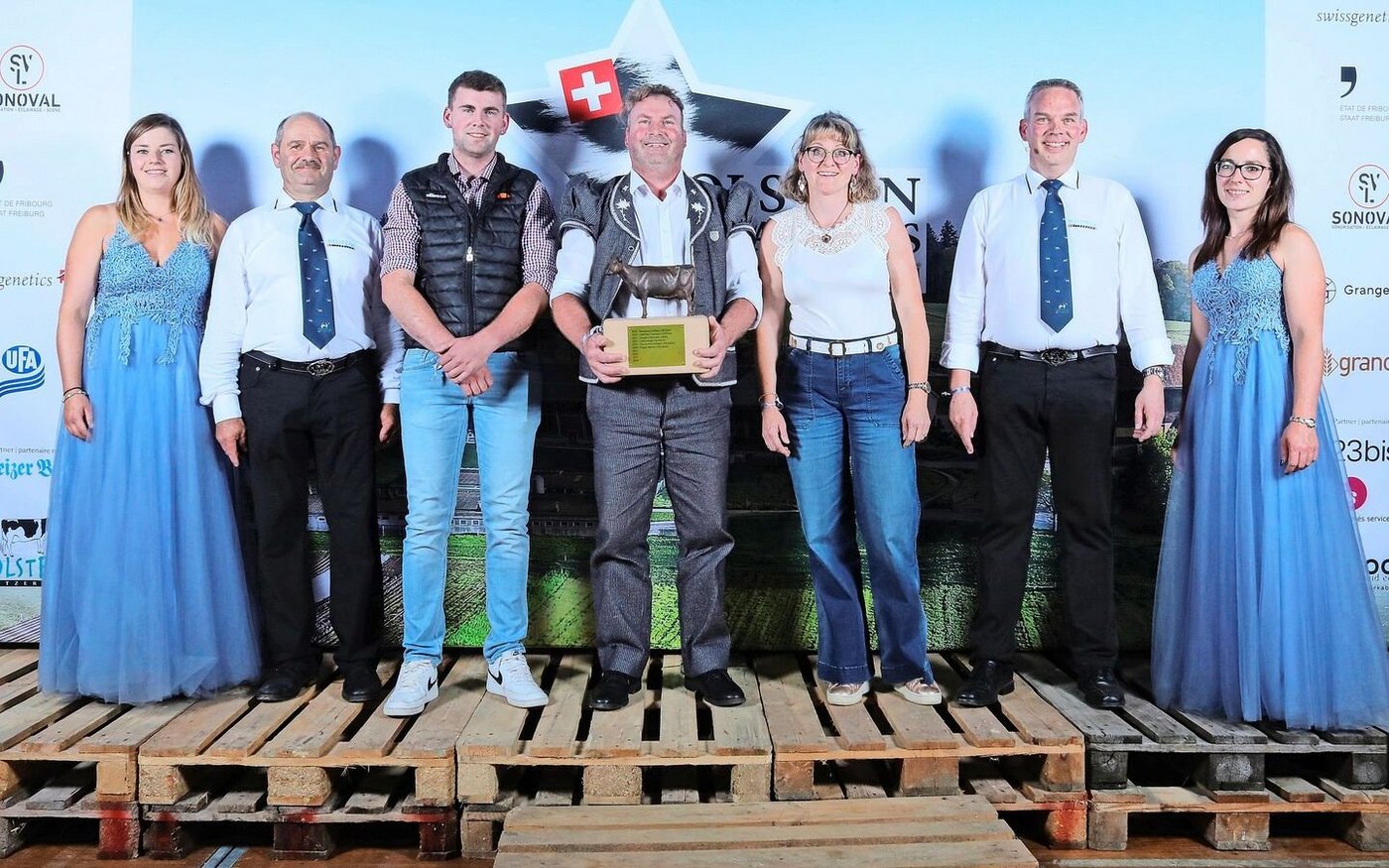 Daniel Girard aus Prez-vers-Siviriez FR ist der stolze Besitzer der «Holstein Switzerland Kuh 2024» Pregiro Benson Edelweiss. 