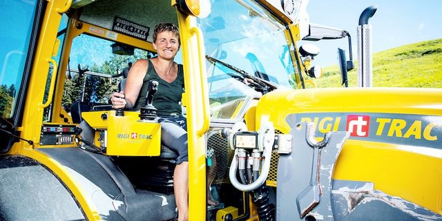 Vreni Hüberli übernimmt auf dem Bergbauernbetrieb oberhalb von Ennetbühl diverse Arbeiten, sei es im Stall oder mit dem Traktor. (Bild Ueli Christoffel/SRF)