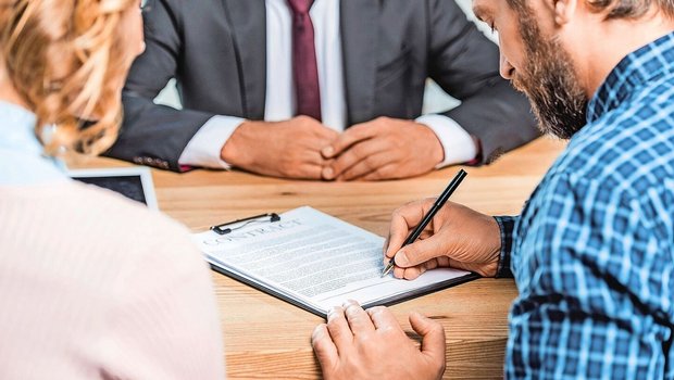 Um Direktzahlungen in voller Höhe zu erhalten, müssen verheiratete oder eingetragene Partnerinnen und Partner ab 2027 über einen minimalen Versicherungsschutz verfügen.