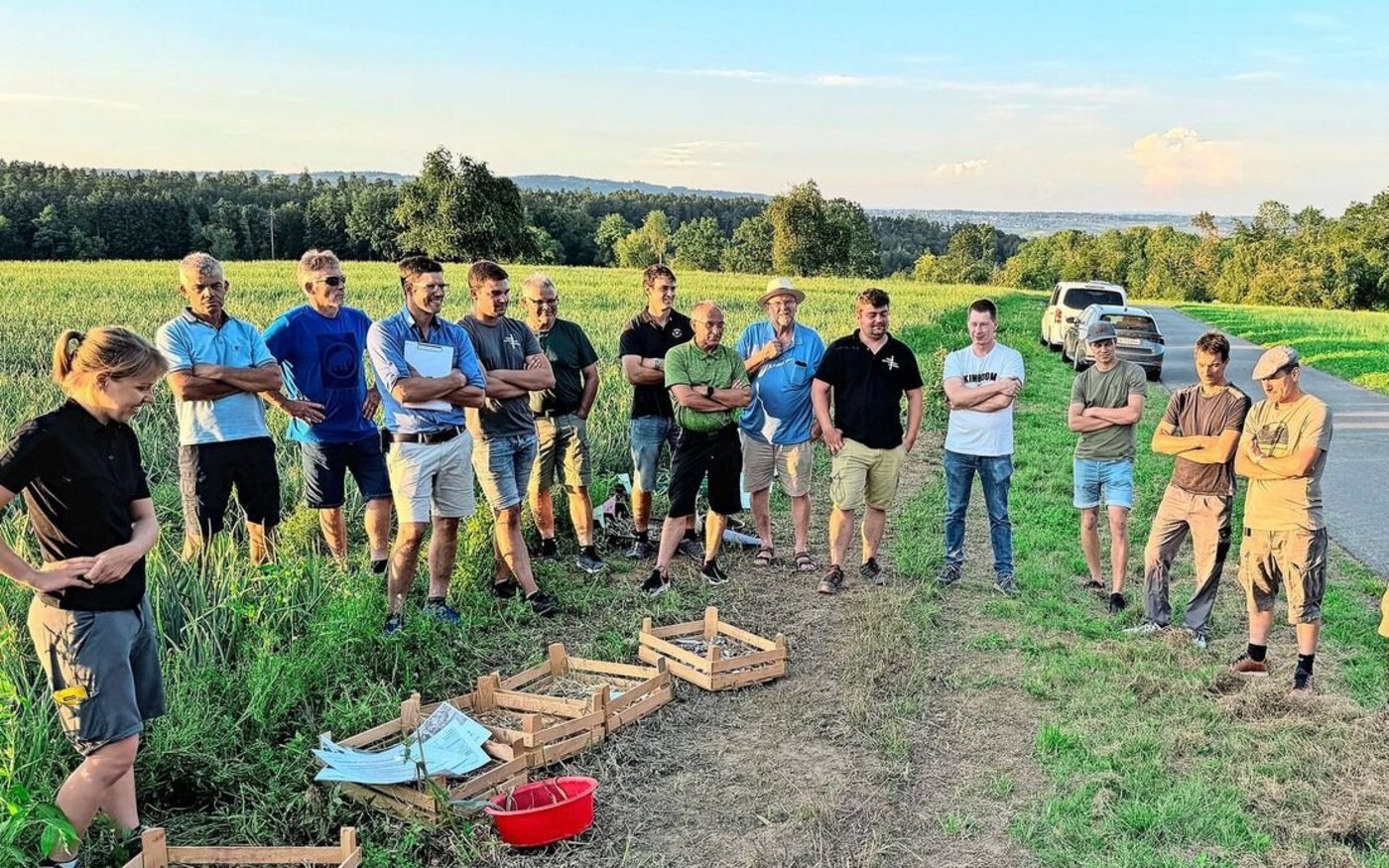 Wie sind die Zwiebeln auf eurem Betrieb? Andrea Marti (ganz links) stellte diese Frage, die Landwirte diskutierten untereinander. Die Antworten fallen unterschiedlich aus, Region und Boden spielen dieses Jahr eine grosse Rolle.
