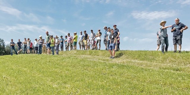 Grosses Interesse: Die Mitglieder der IG Weidemilch auf dem Betrieb von Kilian und Ignaz Aregger in Willisau LU.