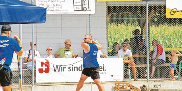 Die Höchstetter Hornusser (im Bild Simon Erni beim Abschlag) wollen ein breiteres Publikum ansprechen. Dazu wurde in die Digitalisierung investiert. (Bild HG Höchstetten)