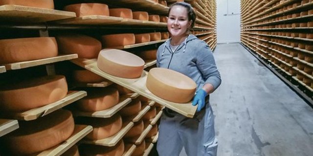 Sina Schönenberger aus Bütschwil SG macht ihr 3. Lehrjahr als Milchtechnologin bei der Käserei Güntensperger Bütschwil. (Bild Sina Schönenberger)