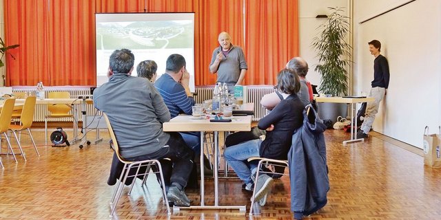Marco Baltensweiler (Bildmitte), Leiter Abteilung Landwirtschaft, diskutiert mit dem Forum die Umsetzung der Massnahmen. 
