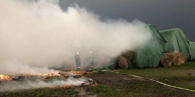 30 Feuerwehrleute standen im Einsatz, um die Strohballen zu löschen. (Bild Kapo FR)