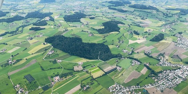 Die Trennung von Bau- und Nichtbaugebiet sei ungenügend, auch weil es zu viel Wohnraum ausserhalb Bauzonen gebe, wird von Raumplanern moniert. 