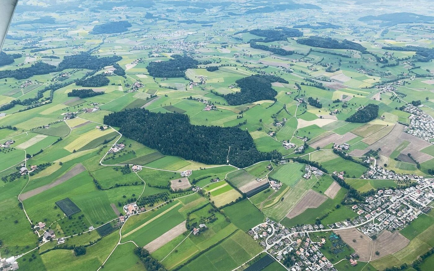 Die Trennung von Bau- und Nichtbaugebiet sei ungenügend, auch weil es zu viel Wohnraum ausserhalb Bauzonen gebe, wird von Raumplanern moniert. 