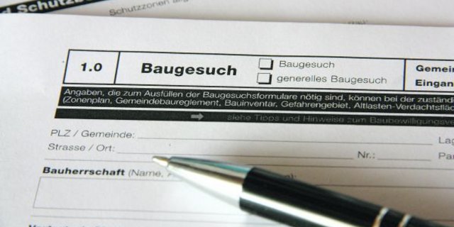 Das Baugesuch ist schnell einmal ausgefüllt. Was danach kommt, ist aber meist nicht absehbar und kostet Zeit, Geld und einen Haufen Nerven. (Bild Andrea Wyss)