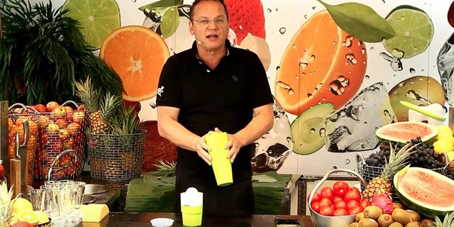 Saftpresse-Verkäufer Werner Niederwinkler kritisiert die BEA. (Bild Youtube Screenshot Shakin Juicer)