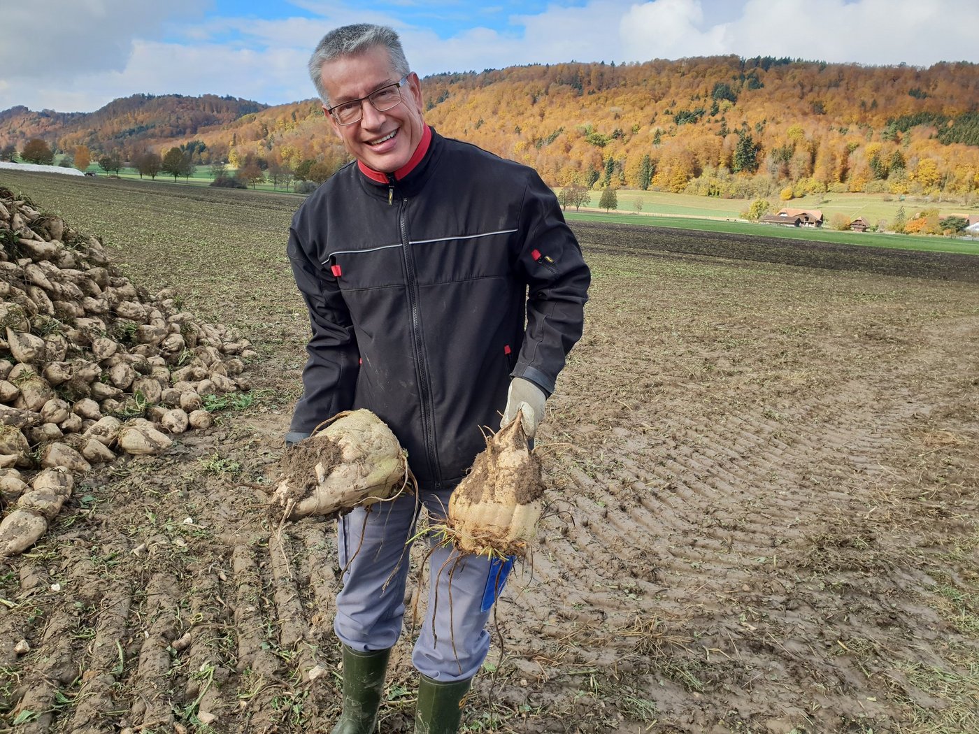 Auch KWS-Mitarbeiter bauen SMART BELAMIA Zuckerrüben an, etwa Beta Wyss zusammen mit ÖLN-Partner Hans Hofer, der auf dem Bild ihre Rüben präsentiert.  (Bild zVg)