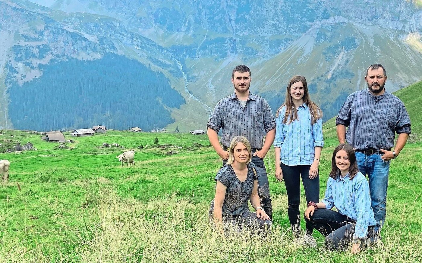 Edith und Hanspeter Gisler-Arnold mit ihren Kindern Céline (stehend), Nicole und Mario.