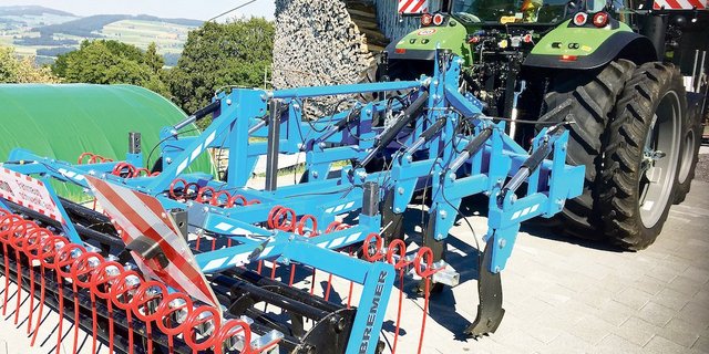 Bis auf eine Tiefe von 40 cm kann der Tiefenlockerer den verdichteten Boden belüften und das mikrobielle Leben mittels Einspritzung von Rottelenker aktivieren. Rund 150 Liter Rottelenker pro Hektare werden dabei aufgewendet. (Bild Krebs)