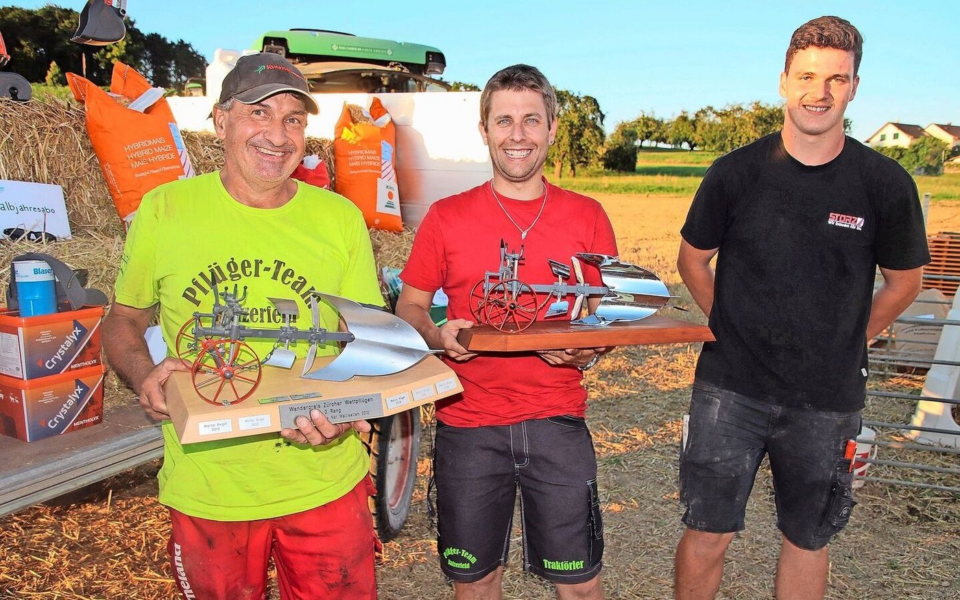 Marco Angst (M.) gewinnt das Zürcher Wettpflügen, Peter Ulrich (l.) wird Zweiter und Lukas Jäckle (r.) Dritter.