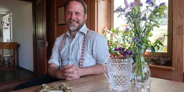 Am Stubentisch erzählt Sander Kunz von seiner der Arbeit mit den Schäppeln. Die Blumen sind aus dem eigenen Garten. (Bilder Esther Thalmann)
