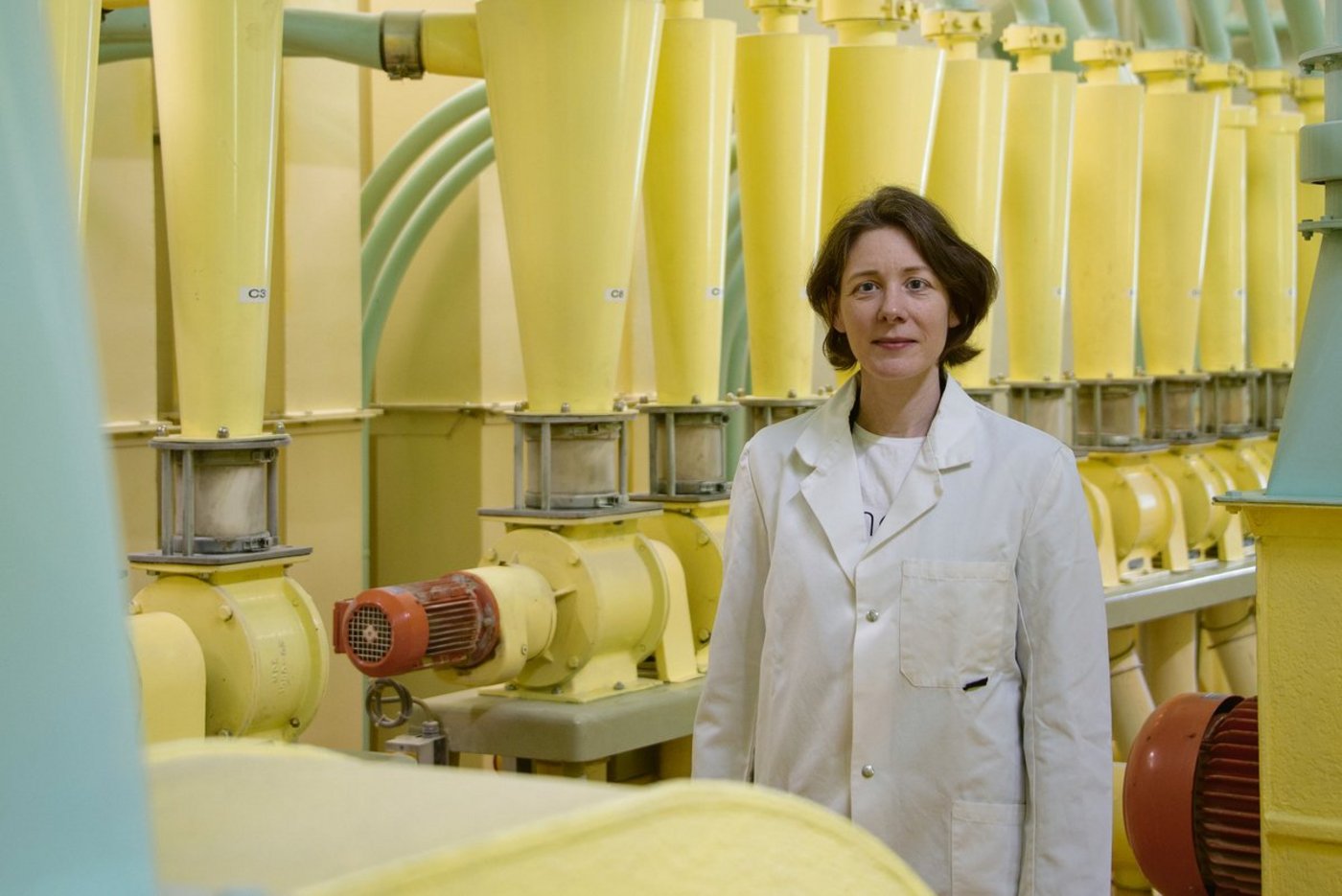In der Produktionsanlage: Corinne Mühlebach ist überzeugt, dass das Mehlangebot in Zukunft noch weiter segmentiert wird. Grund dafür ist die immer breitere Auswahl im Brotregal. (Bild hja)