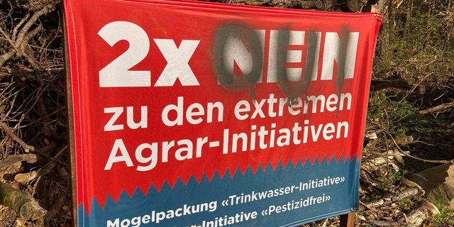 Beschädigte Plakate sind noch eher harmlos, es soll aber auch zu Drohungen und Brandanschlägen gekommen sein. (Bild Freiburger Bauernverband)